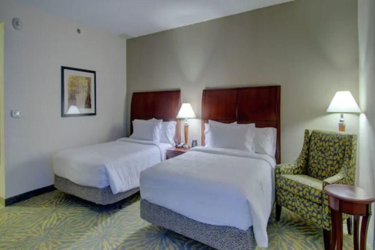 Hilton Garden Inn Norwalk Exterior photo