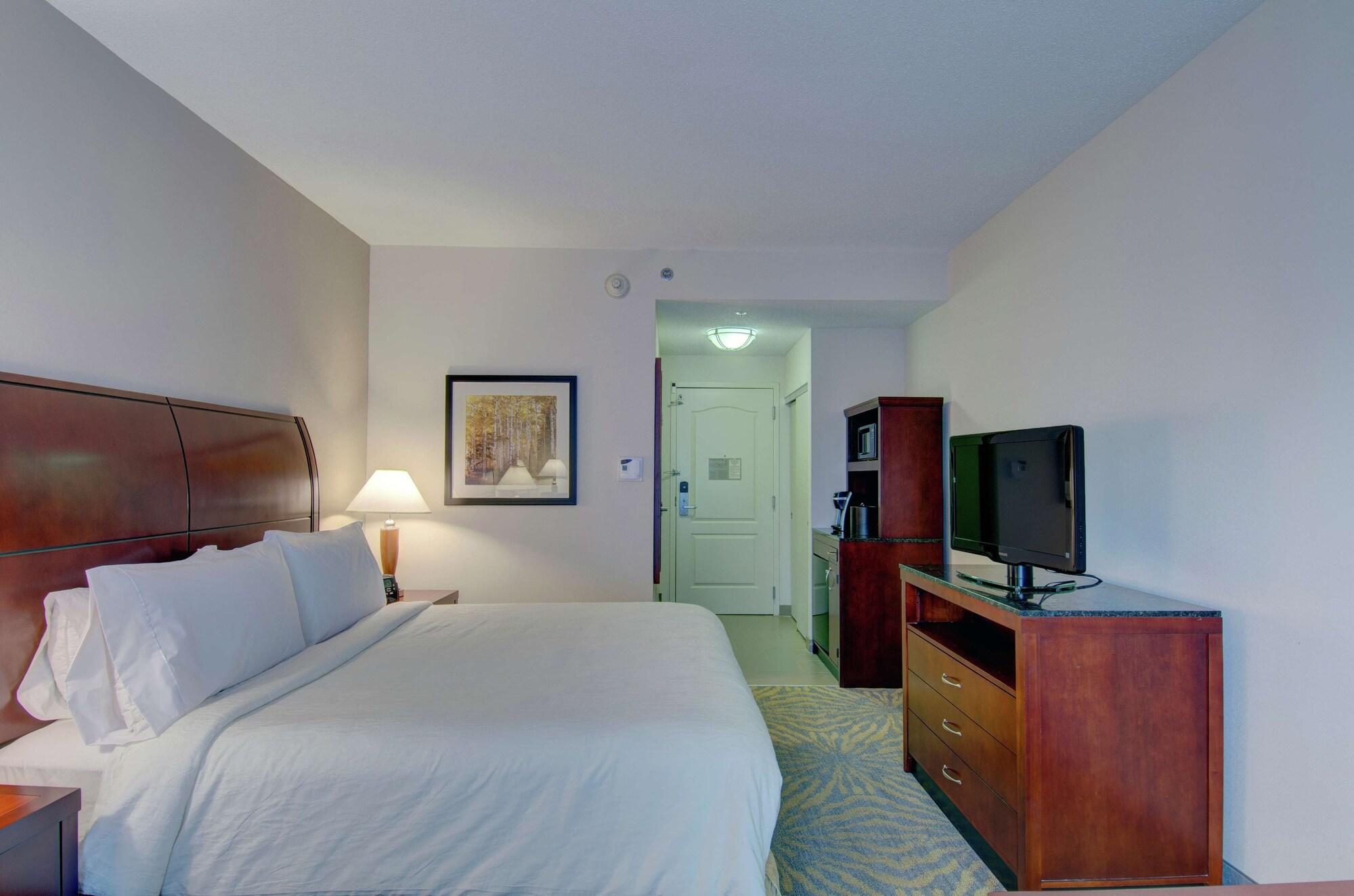 Hilton Garden Inn Norwalk Exterior photo