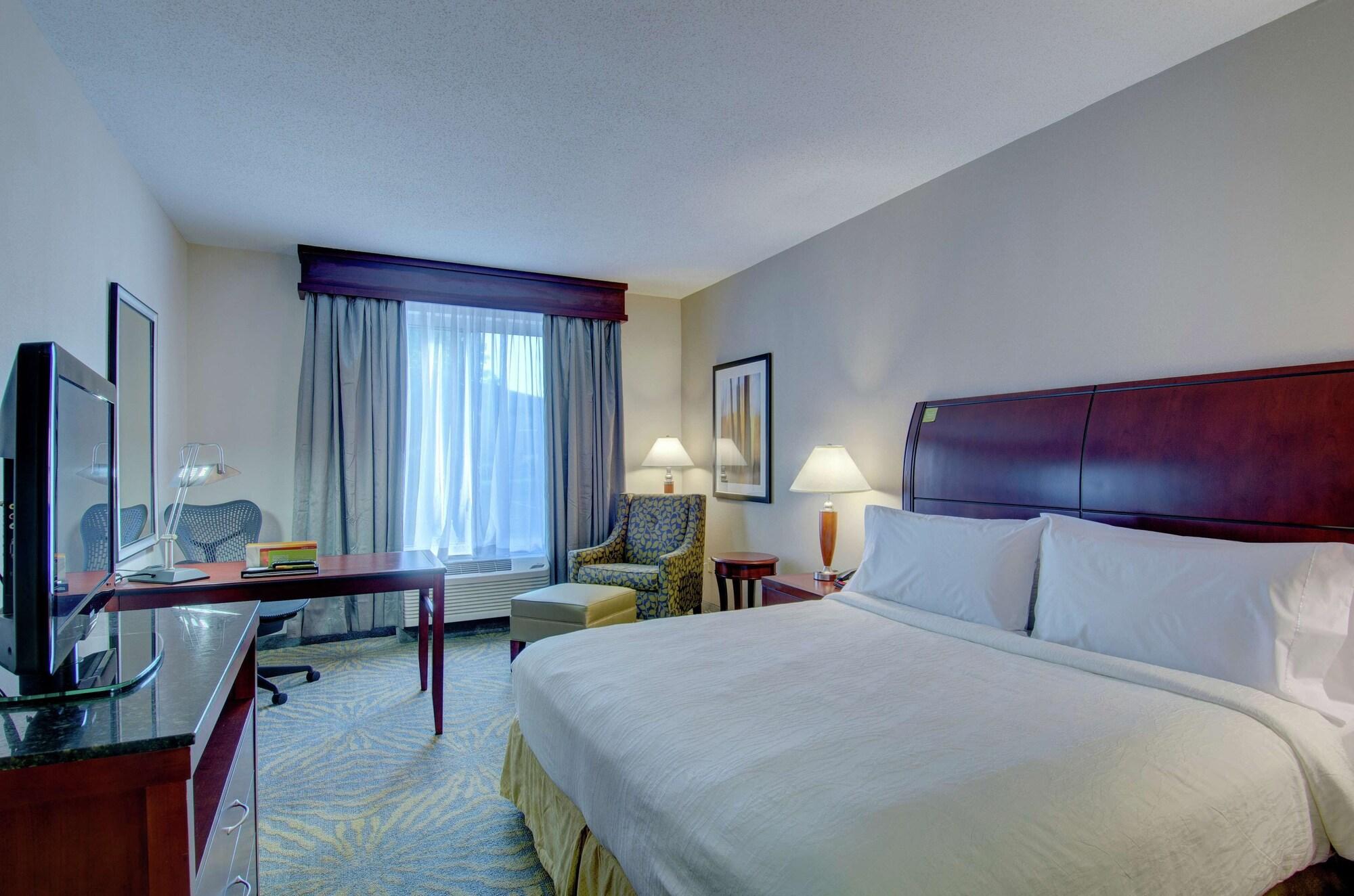 Hilton Garden Inn Norwalk Exterior photo