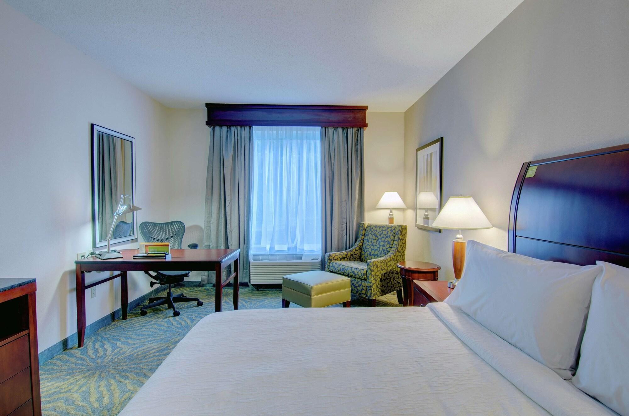Hilton Garden Inn Norwalk Exterior photo