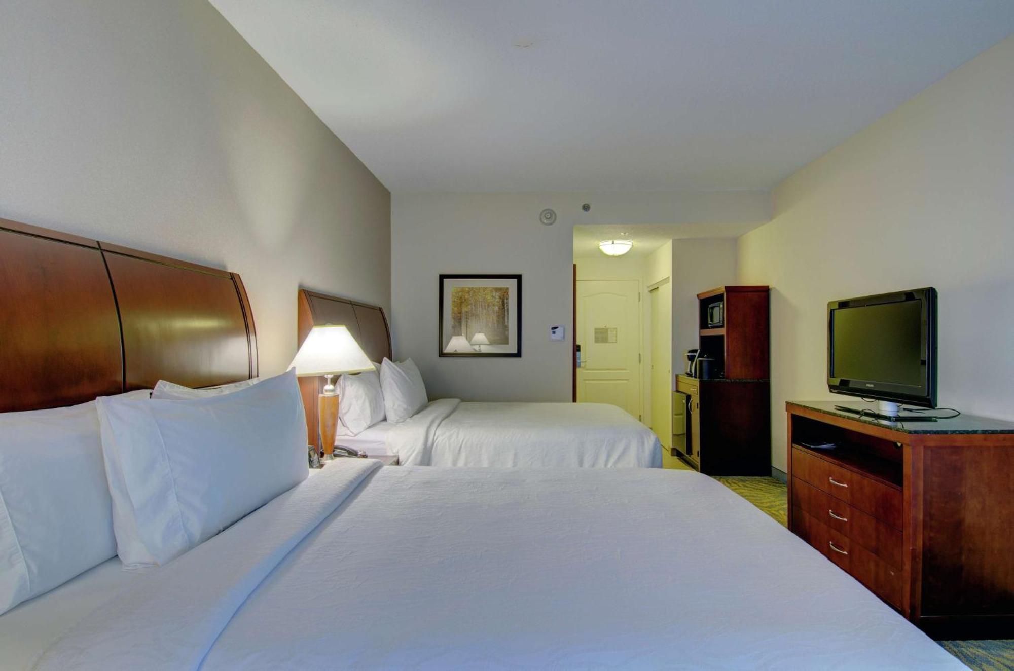 Hilton Garden Inn Norwalk Exterior photo