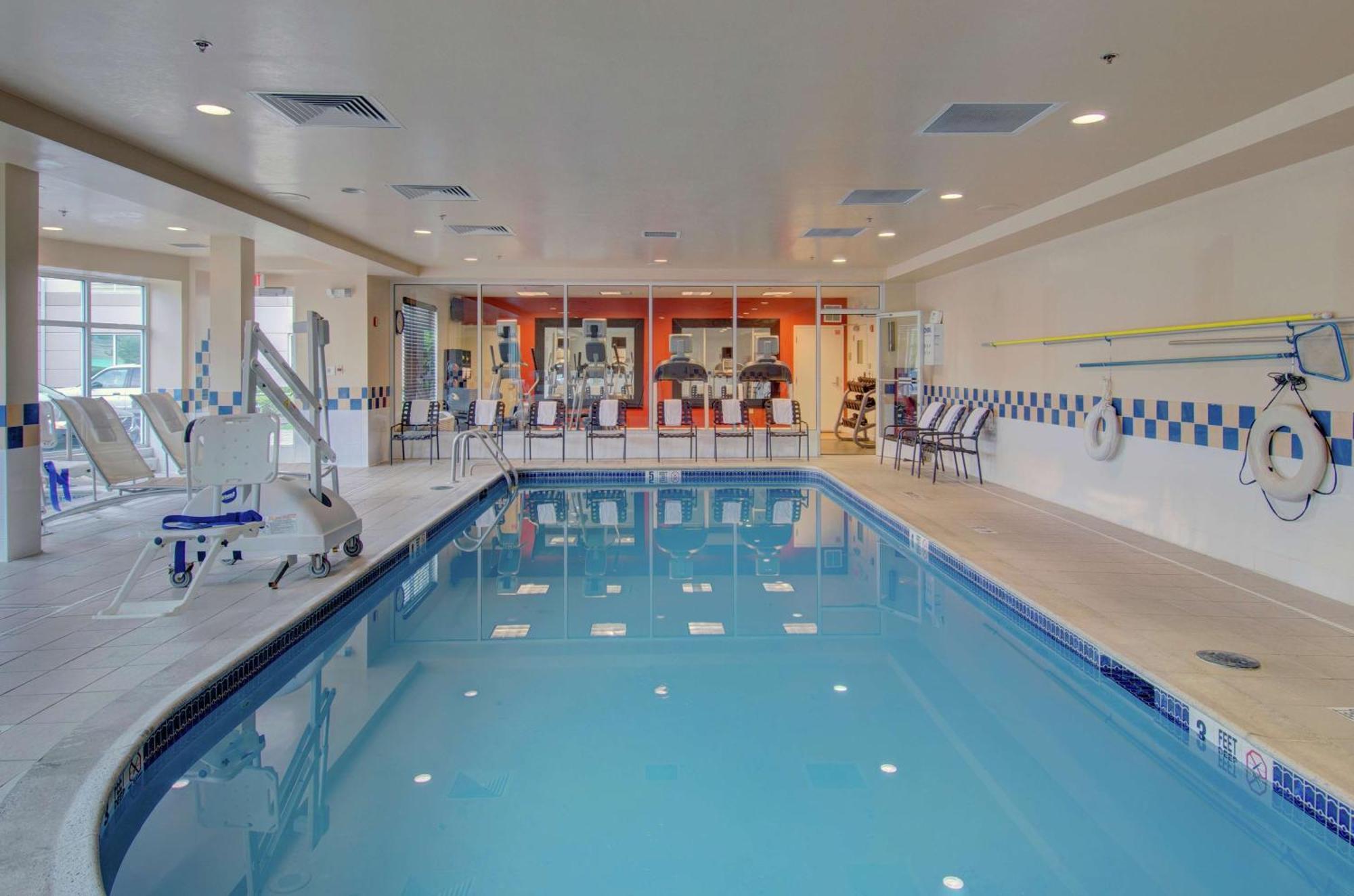 Hilton Garden Inn Norwalk Exterior photo