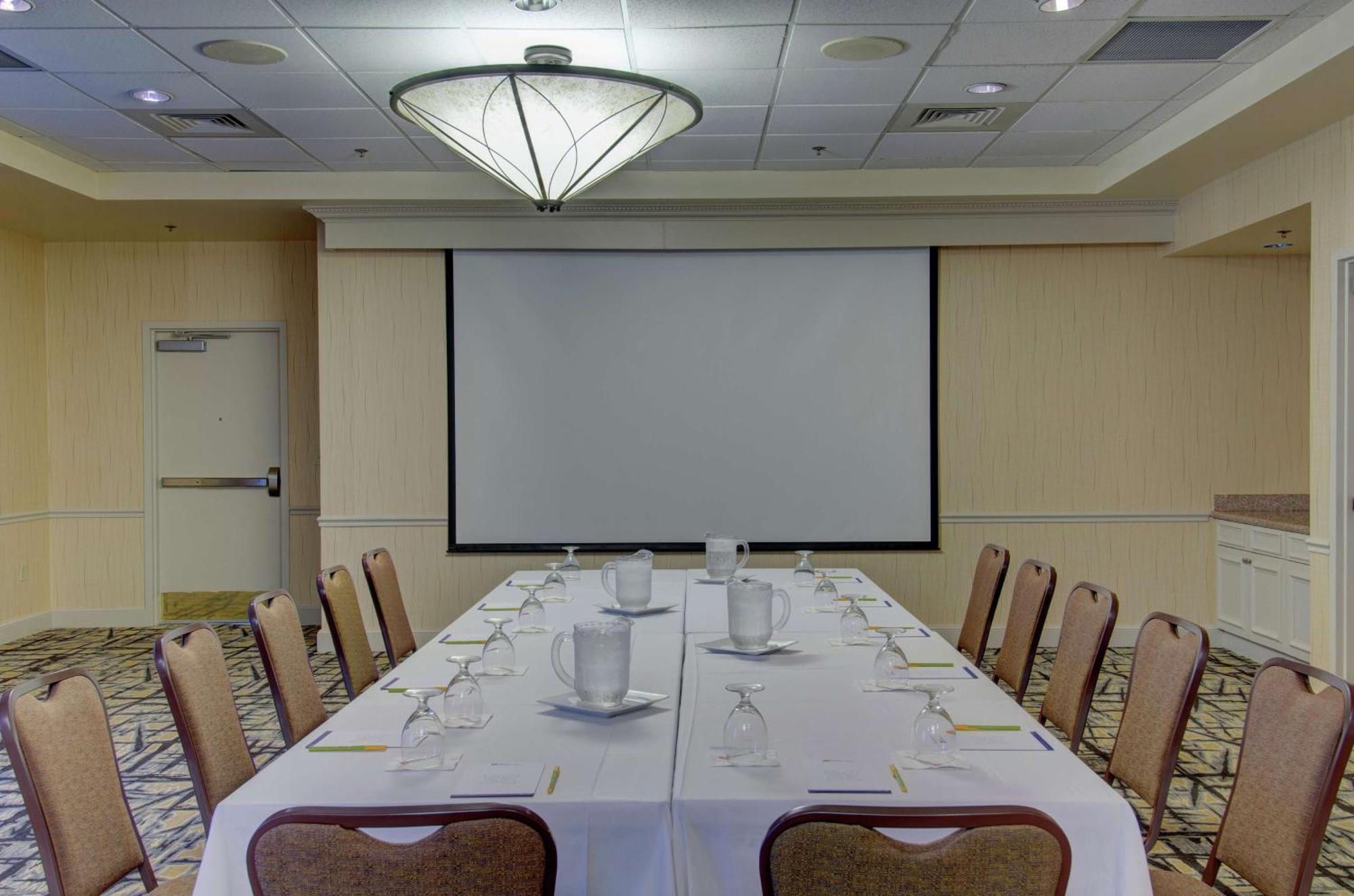 Hilton Garden Inn Norwalk Exterior photo