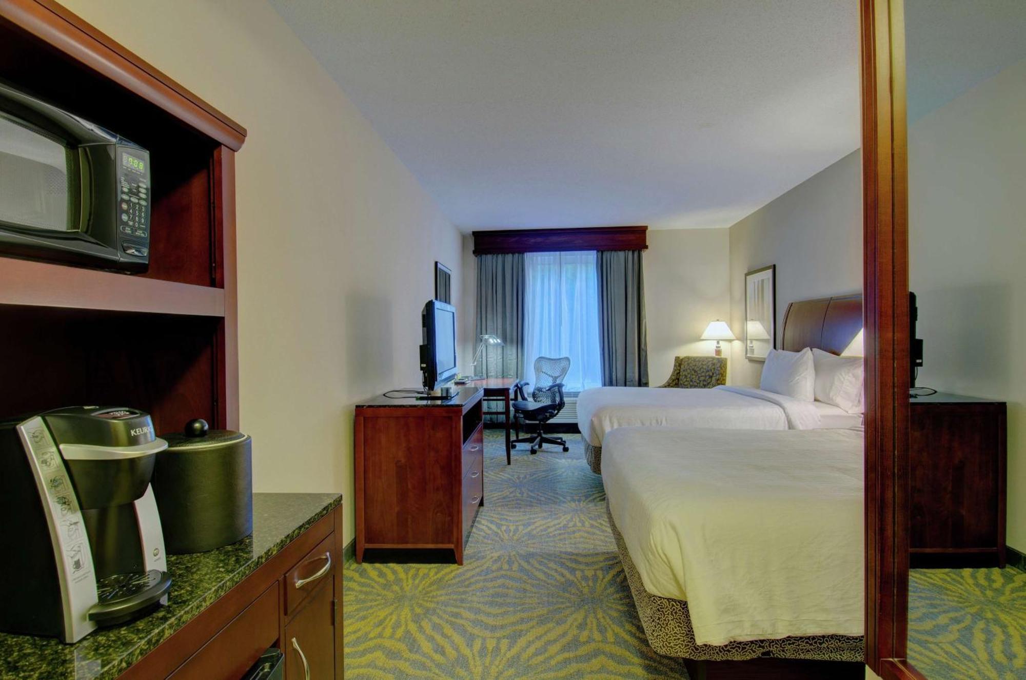 Hilton Garden Inn Norwalk Exterior photo