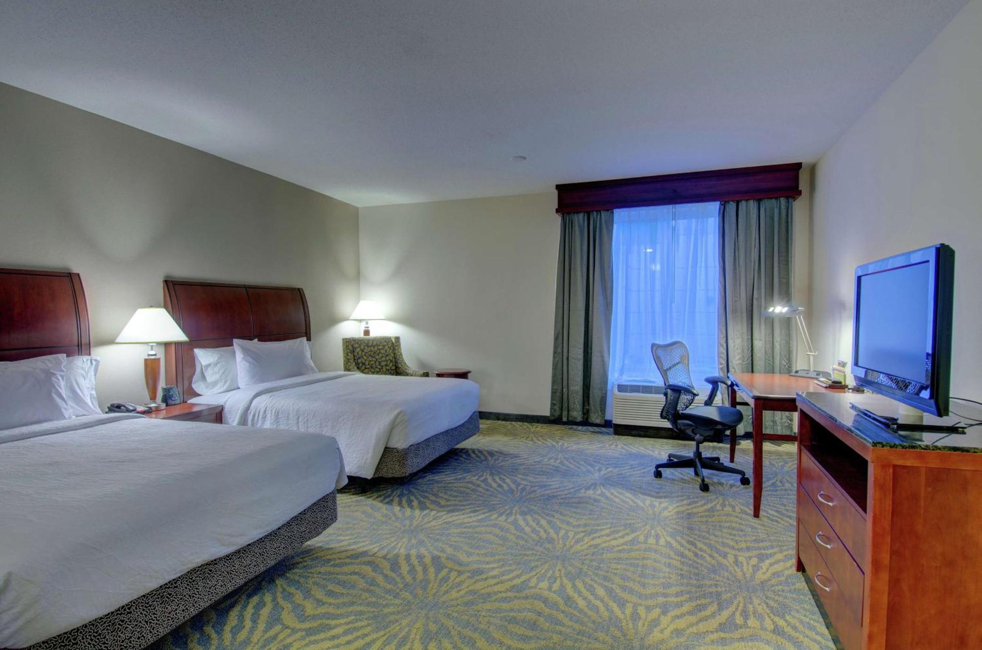 Hilton Garden Inn Norwalk Exterior photo