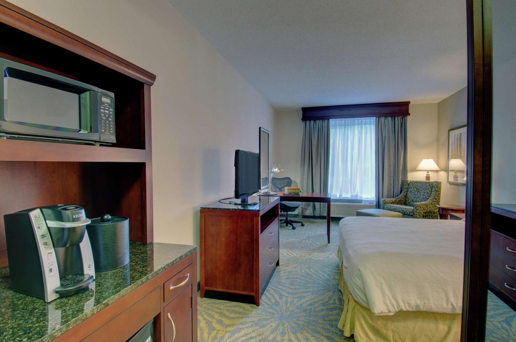 Hilton Garden Inn Norwalk Exterior photo