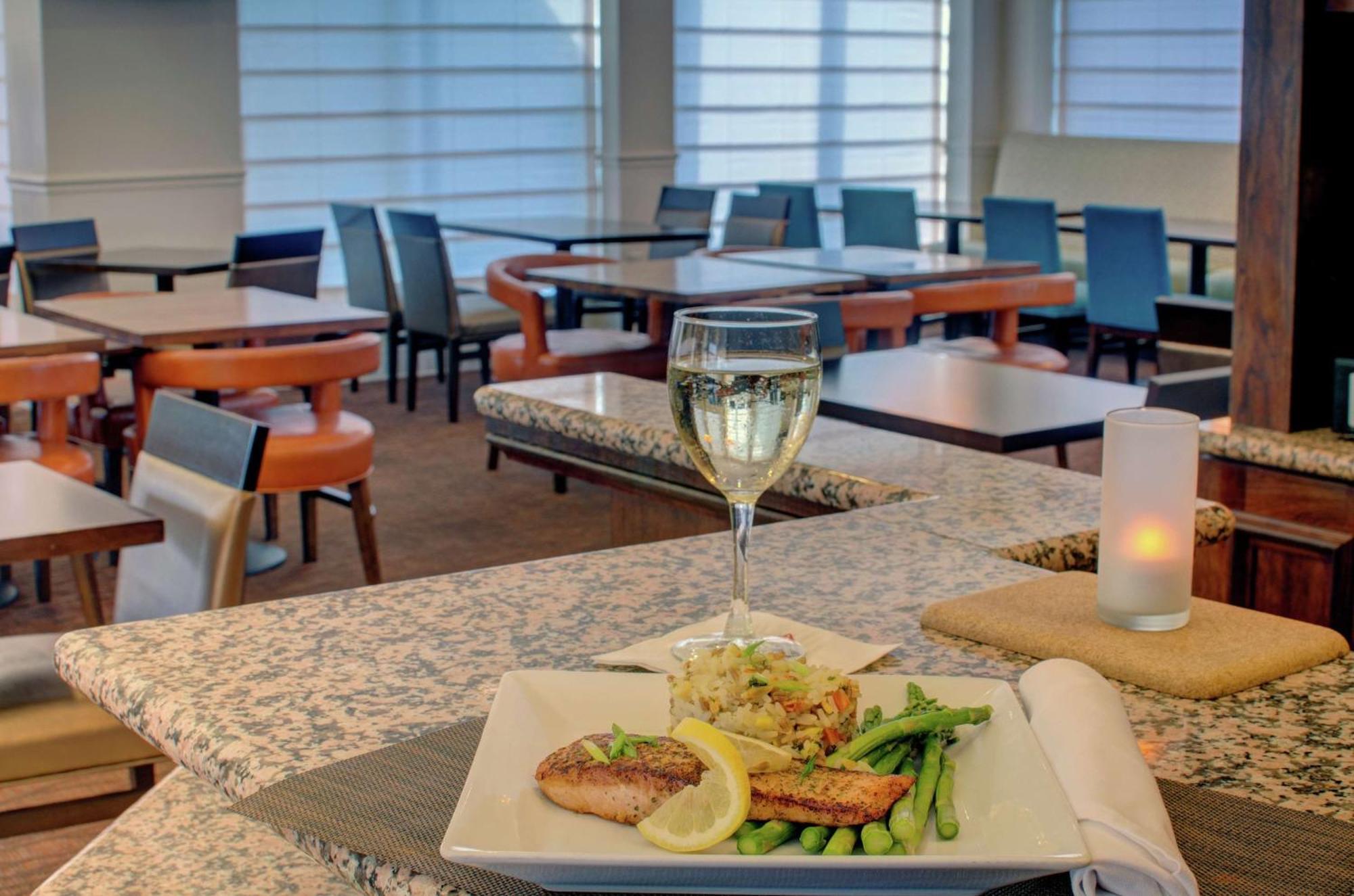 Hilton Garden Inn Norwalk Exterior photo