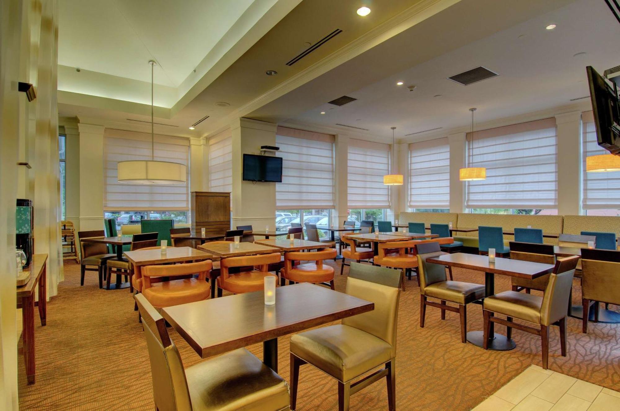 Hilton Garden Inn Norwalk Exterior photo