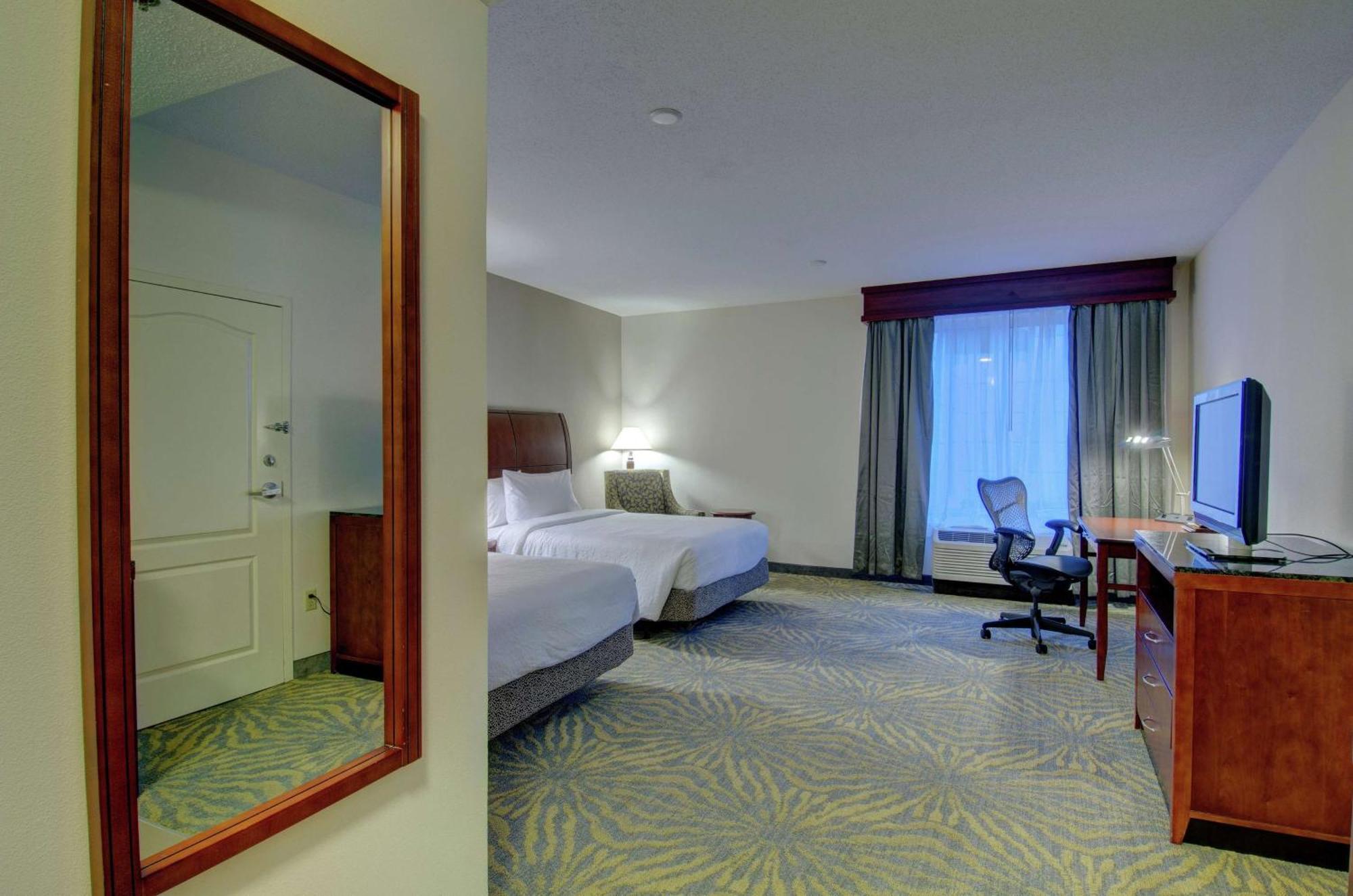 Hilton Garden Inn Norwalk Exterior photo