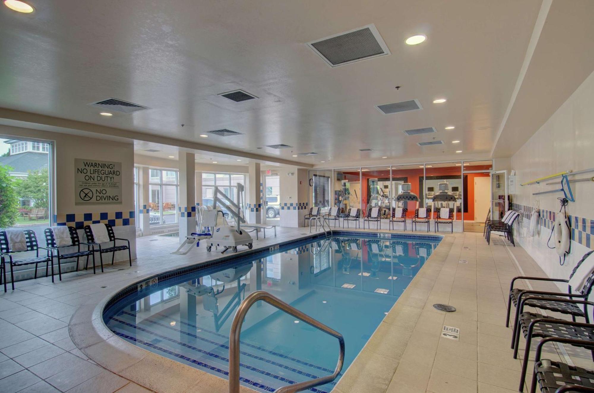 Hilton Garden Inn Norwalk Exterior photo