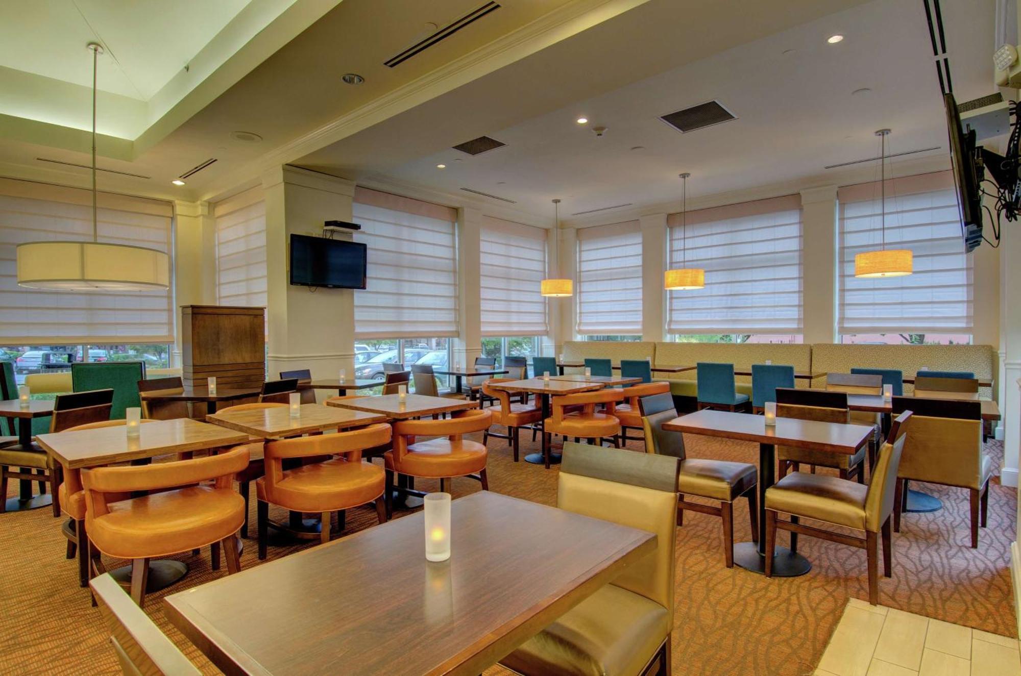 Hilton Garden Inn Norwalk Exterior photo