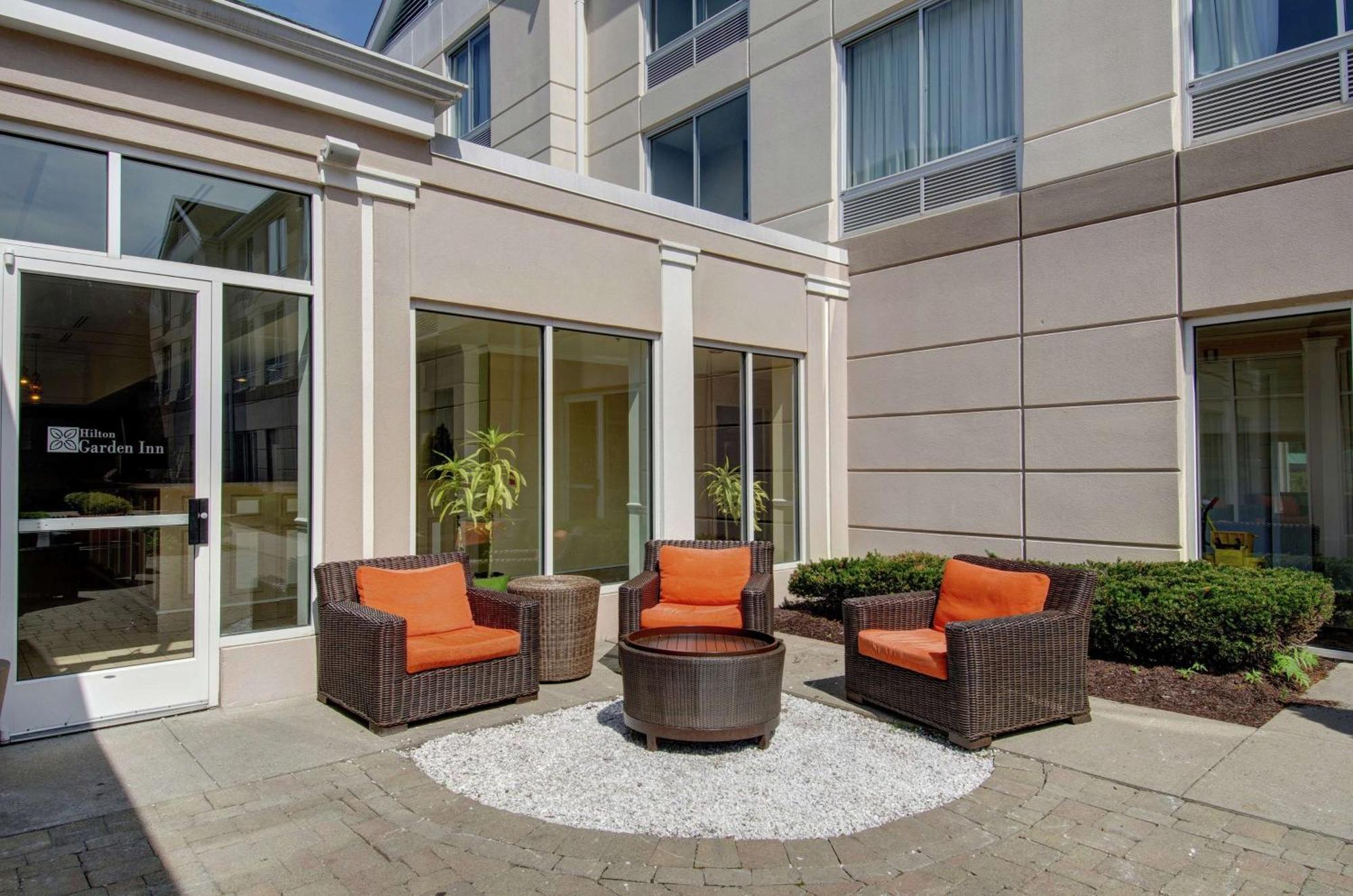 Hilton Garden Inn Norwalk Exterior photo